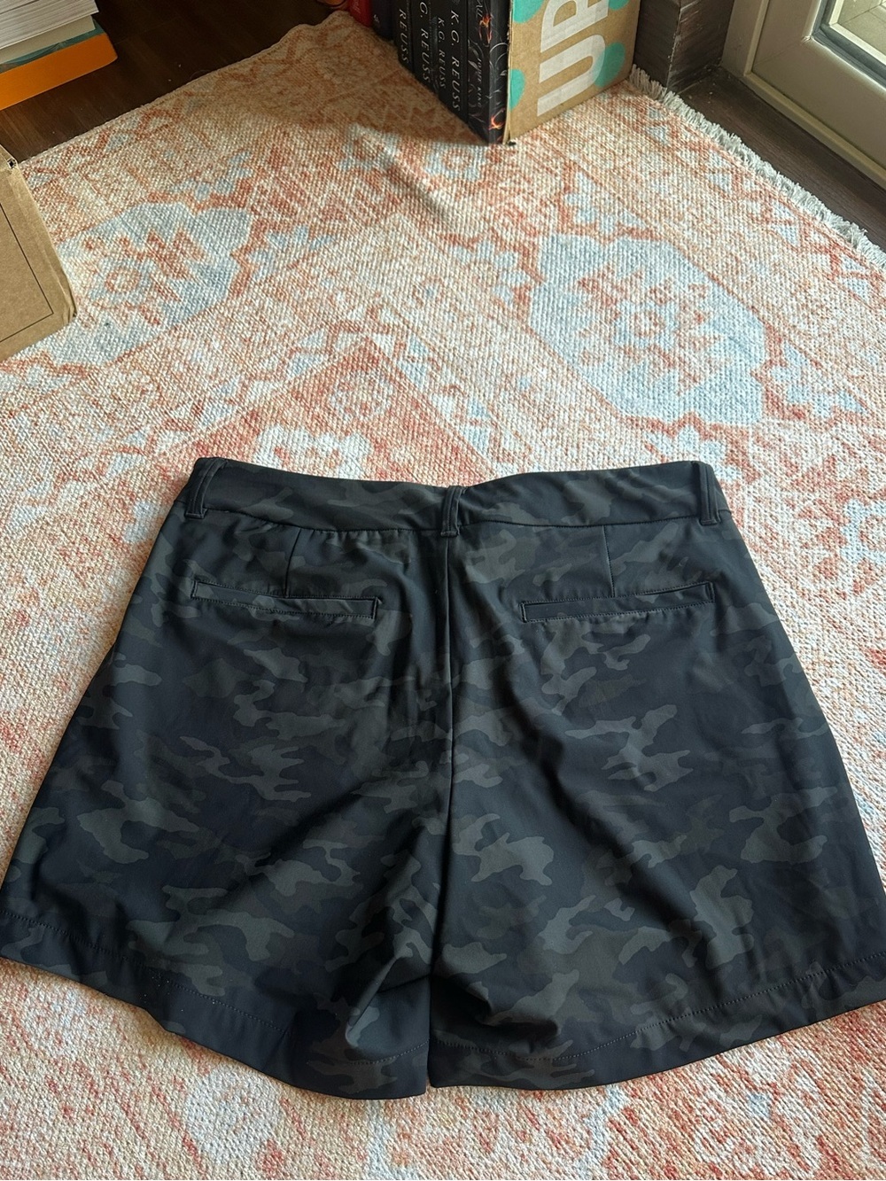SPANX Sunshine 6” pull on shorts dark camo size large style 50213R - Picture 3 of 10